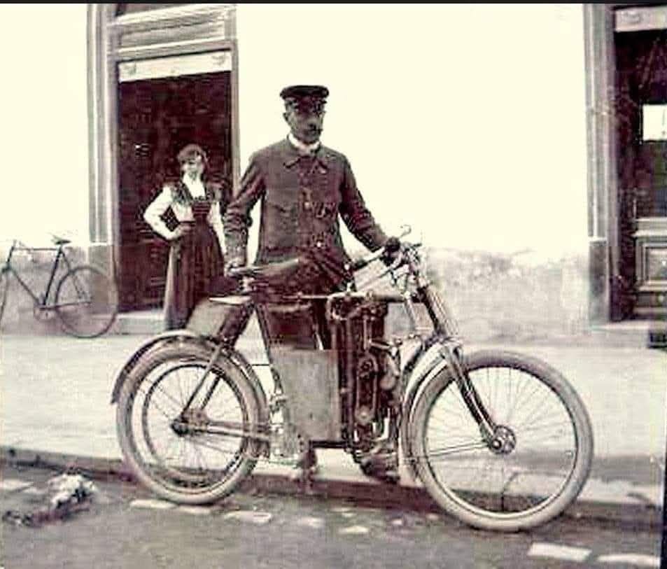 Ferdinand Budicki motociklom marke Laurin - Klement 1902. vozi put od Beča do Zagreba za tada rekordnih 13 h i 45 min